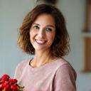 Amanda Thompson, a nutritionist, holding fresh produce